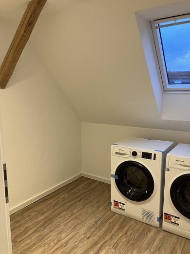 Zweitbezug nach Kernsanierung. Moderne & zentral gelegene 6-Zimmer Wohnung mit EBK – Bauknecht Waschma. u. Trockner