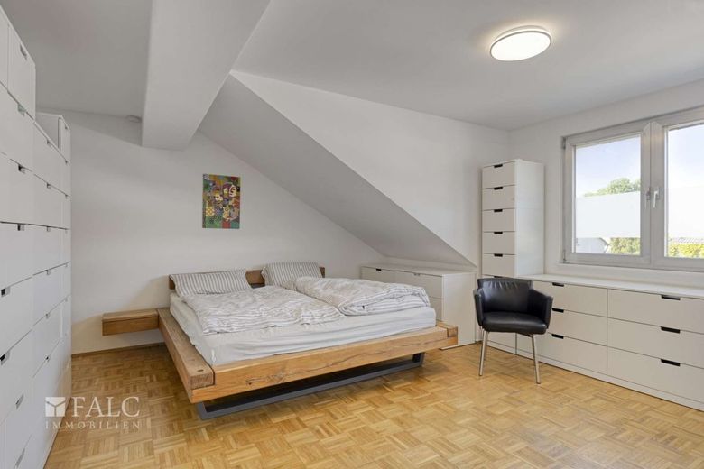 DG-Traum mit Kamin &amp; großem Balkon ins Grüne | 110 m² – Schlafzimmer