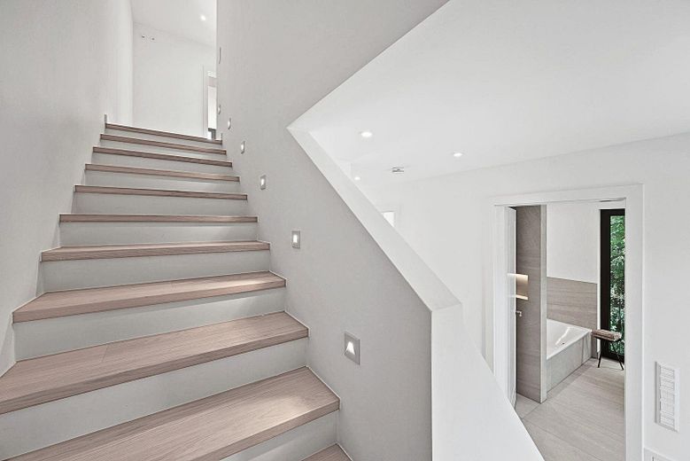 Komfortable idyllische Wohlfühloase / Erstbezug - fertiggestellt! – Treppen mit Stufen-Beleuchtung
