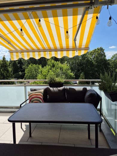 Großzügige 4-Zimmer-Wohnung mit 2 Bädern, Balkon & Garage, und einem unglaublichem Ausblick – Blick aus Esszimmer auf den Ba