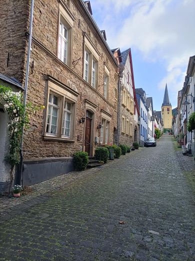 Ansicht Haus mit Straße