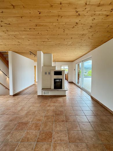 Casa unifamiliare indipendente in una posizione speciale ai margini dei campi, con ampie superfici terrazzate – Wohnzimmer mit Kachelofen