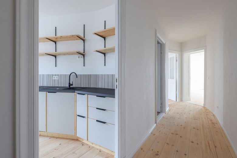 Kernsanierte Altbauwohnung mit Balkon am Schäfersee – Flur