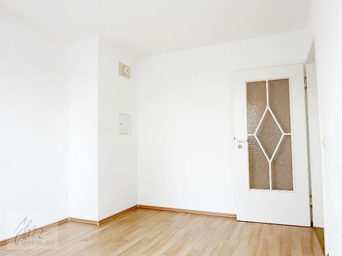 ***HELLE MAISONETTEWOHNUNG MIT BALKON*** individuellem Grundriss und Dachschrägen - Wohncharakter mit Flair in Riesa – Kinderzimmer mit Blick Richtung Flurbereich
