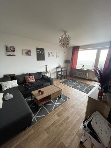 Vermietete 2-Zimmer-Wohnung mit Balkon und Fernblick – attraktive Kapitalanlage in Delmenhorst – Wohnzimmer 51 m² Wohnung