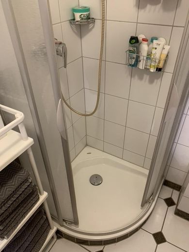 Exklusive, vollständig renovierte 1-Zimmer-Wohnung mit Einbauküche in Düsseldorf – Dusche2
