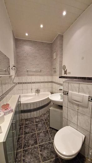 Reserviert: 3,5-Zimmer-Wohnung mit Privatgarten in Zweifamilienhaus, sanierter Altbau – Bad