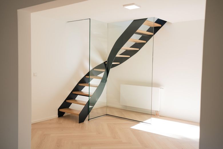 Freistehendes Designhaus am Wald | hochwertig modernisiert , einzugsbereit | 7 Stellplätze – EG_Treppe