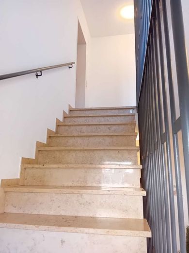 Gemütliche Dachgeschoss-Maisonettewohnung sucht neuen Eigentümer – Treppenhaus