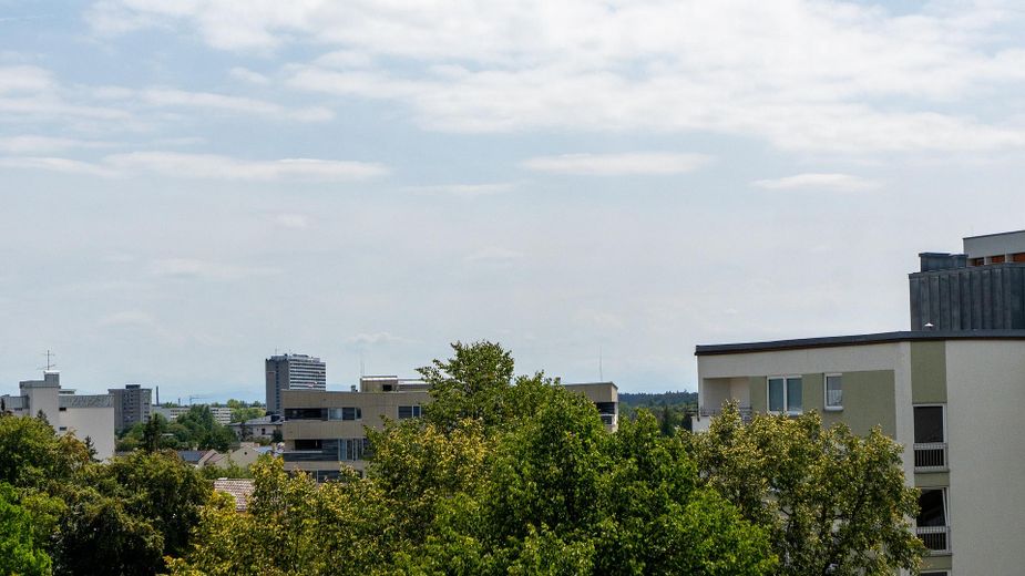 Erstbezug nach Kernsanierung inkl. Alpenblick - Perfekt für Familie oder WG – Ausblick Loggia
