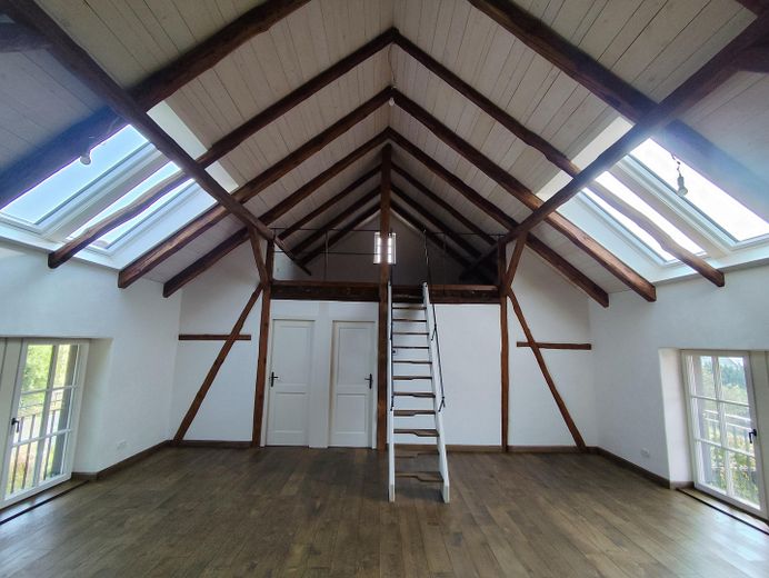 Licht & Weite – Altholz, Lehm und historischer Charme – Wohnzimmer