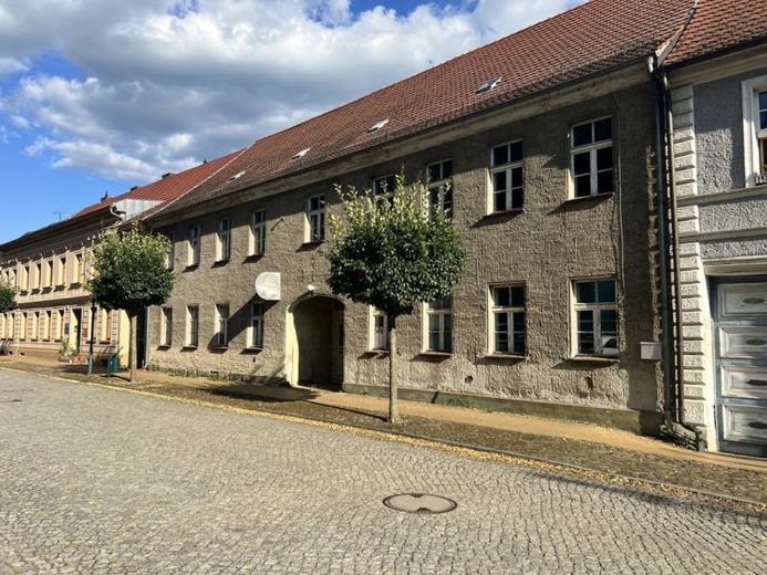 Edificio scolastico storico a Liebenwalde – grande potenziale per lo sviluppo di 11 unità abitative – Foto 1