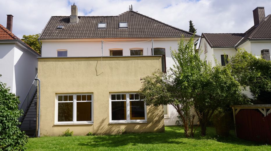 Charme historique. Confort de vie moderne. Un chez-soi avec du caractère. – Blick Garten Hinteransicht 