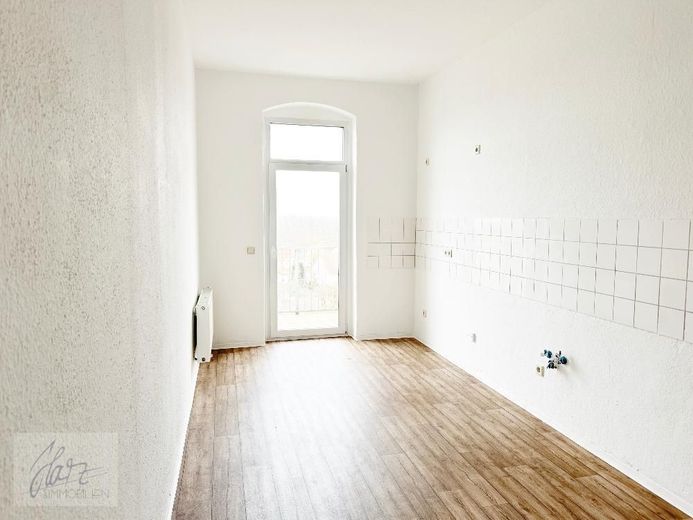 ***EXKLUSIVE 2-RAUM-ALTBAUWOHNUNG MIT STUCKDECKEN &amp; " BALKONEN *** Wohnen im Herzen von Alt-Riesa – Küche mit Blick Richtung großem Balkon