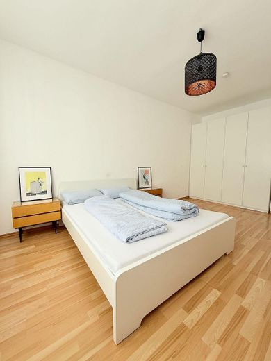Bonn-Zentrum: 2,5-Zimmer-Wohnung mit Terrasse & Panoramablick, 1A-Lage Fußgängerzone – Schlafzimmer 1