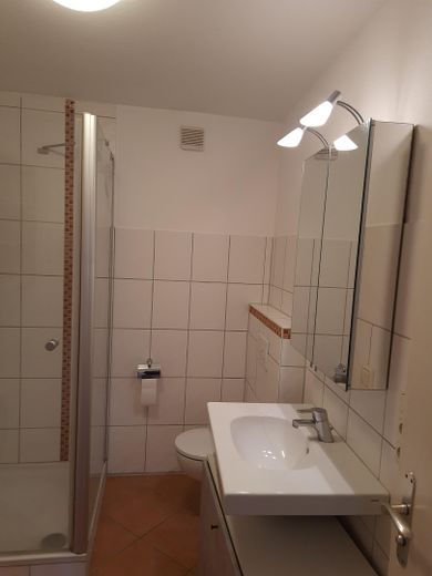 Bad mit Waschbecken Toilette