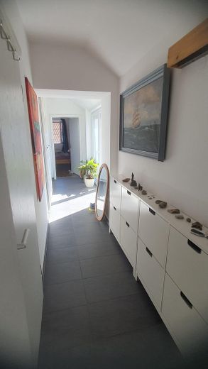 Moderne 3,5 Zi.-DG-Wohnung mit Balkon in toller Lage - von privat – Flur