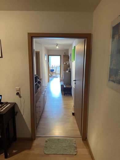 Großzügiges Wohnen mit Balkon: Gepflegte Eigentumswohnung inklusive EBK – Flur in die einzelnen Räume