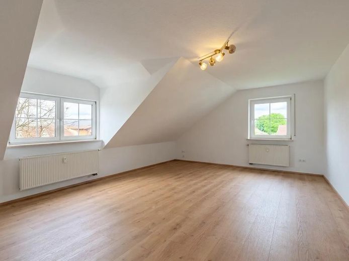Renovierte 5-Zimmer-Dachgeschosswohnung mit Balkon, Garage und Effizienzklasse A+ – provisionsfrei – Wohnzimmer, Ist-Zustand