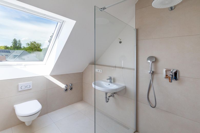 PROVISIONSFREI – Traumhafte Galerie-Wohnung im Erstbezug am Dorfplatz von Augsburg-Inningen – Badezimmer OG