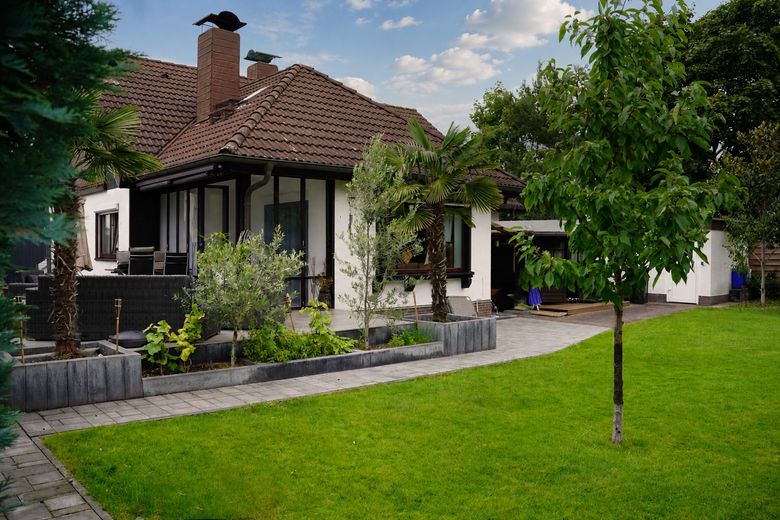 Ein Zuhause, das mehr kann. Stilvoll, großzügig und vielseitig. – Garten mit Terrasse