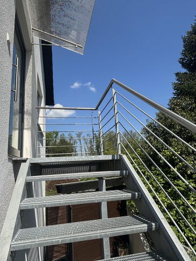 Traumhaftes Zweifamilienhaus mit Garten, Waldblick, Pool, Sauna & Mieteinnahmen – OG Treppe zur Haustür