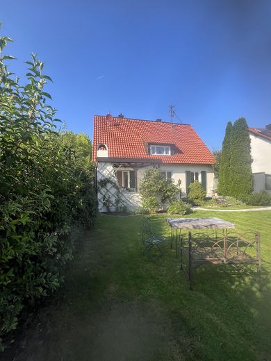 Zweifamilienhaus auf 819 qm Traumgrundstück – Blick vom Garten aufs Haus