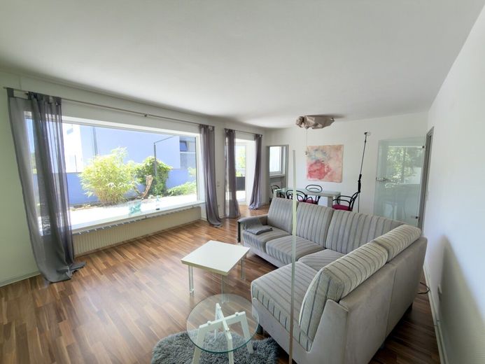 Wohnen &amp; Rendite in einer Hand · 3 - 5 Wohneinheiten · Wintergarten &amp; Traumgarten – Wohnzimmeransicht mit Terrasse Whg 1.