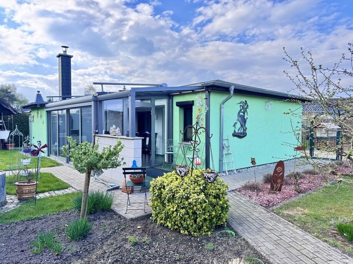 HORN IMMOBILIEN ++ Einfamilienhaus mit Wintergarten, Kamin und Gästehaus in Krugsdorf bei Pasewalk – Nutzen Sie Ihre Chance!