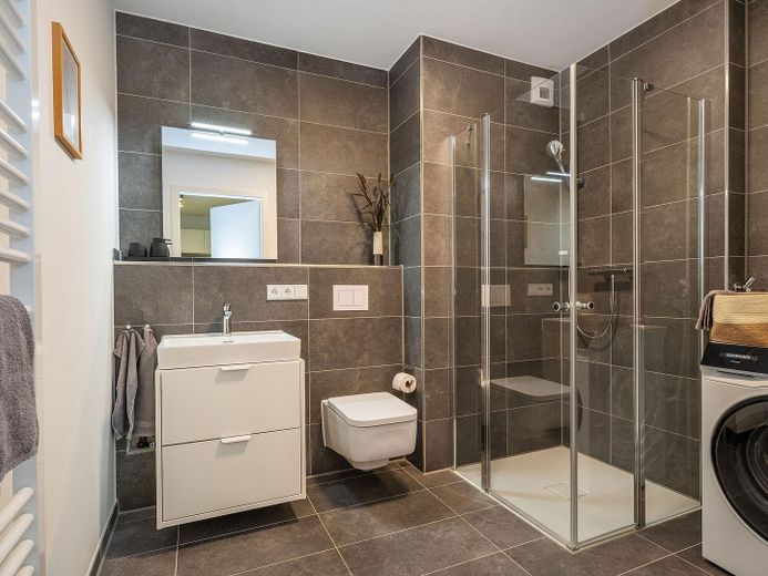 Business Apartment möbliert alle Kosten inklusive – Duschbad mit Waschtrockner