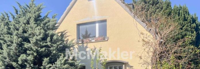 Mitten in Hürth-Efferen: Sanierungsbedürftiges Haus auf gut geschnittenem Grundstück