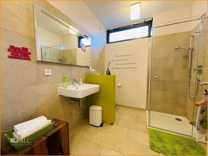 Rundum beeindruckend: Ihr neues Zuhause mit klaren Linien und großzügigen Fensterfronten – Badezimmer