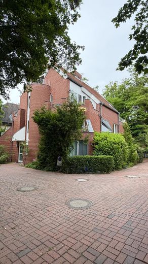 Berlin-Kladow -kernsanierte 3 Zimmer Maisonette Wohnung mit kleinem Garten – Hausansicht 2