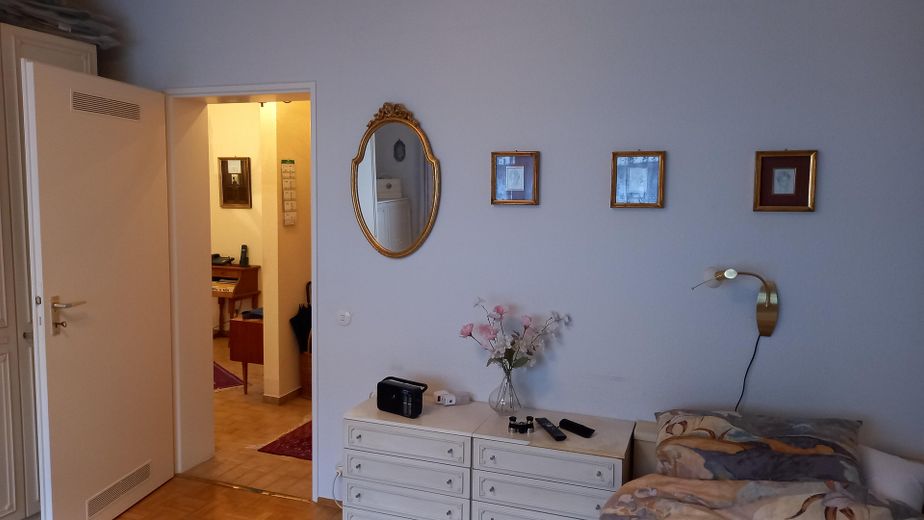 sonnige Wohnung mit Weitblick – Schlafzimmer zum Flur