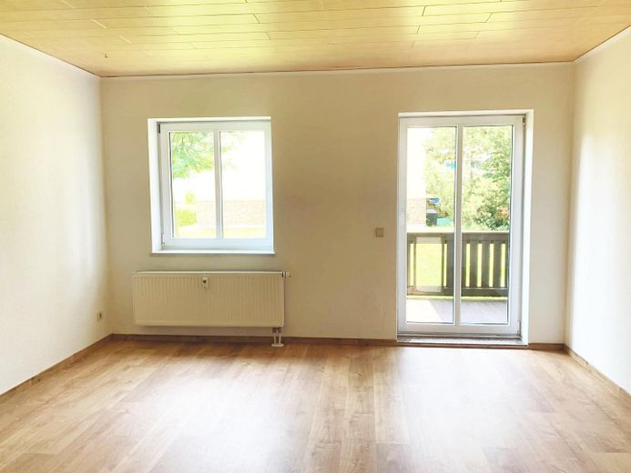 helle und angenehme 3 Zimmer mit Balkon im EG, soeben frisch saniert – Wohnzimmer mit Balkon