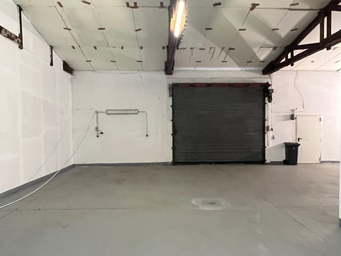 Lager mit 320 m² – Leerer Zustand