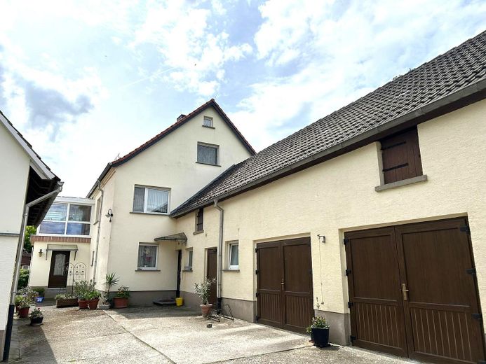 PREISREDUZIERT! Familienanwesen am Ortsrand mit Hof, Werkstatt, 2 Garagen und 1.780 m² Grundstück – Innenhof