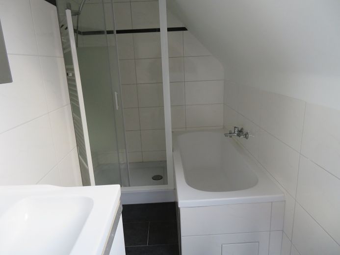 Schickes Single-Appartement mit EBK & Spülmaschine – Bad 3