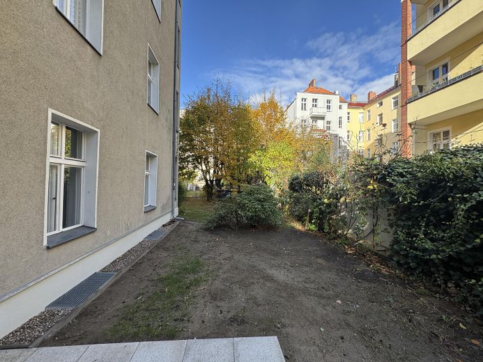 Ruhige 2-Zimmer-Altbauwohnung mit neuer Terrasse und grünem Innenhof – Garten