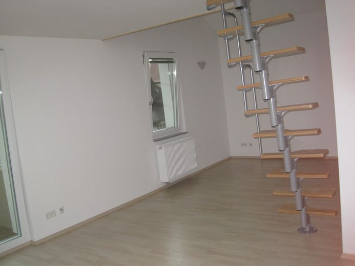 #2.17# Sehr schöne vollmöblierte Galeriewohnung mit Balkon. Ab Oktober. – Foto 3