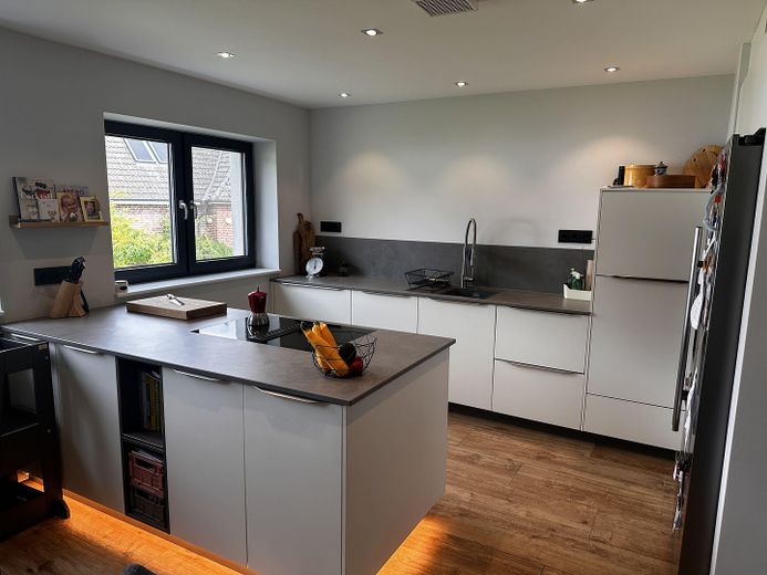 Modernes Einfamilienhaus in Feldrandlage – Moderne Einbauküche 1