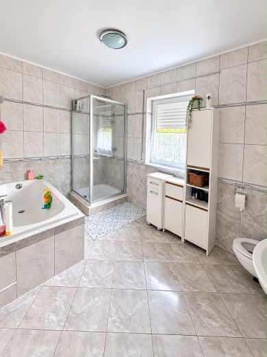 Platz für die ganze Familie: EFH am Feldrand mit Doppelgarage, PV & Sauna – provisionsfrei – Badezimmer Oben