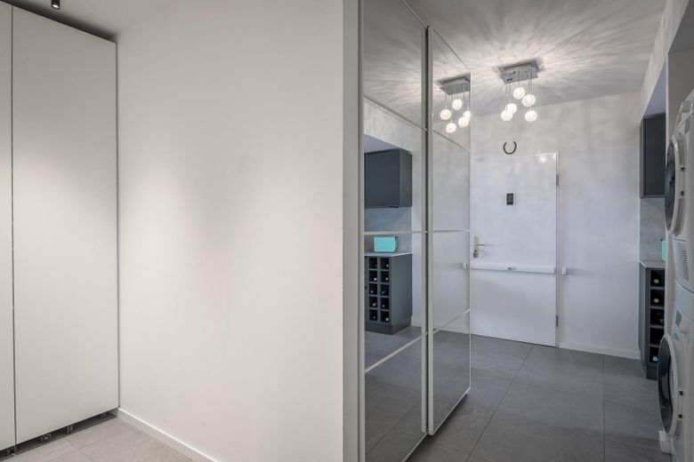 Ihr neues Zuhause zwischen Mitte und Kreuzberg – Hochwertig modernisiert in begehrter Lage – Heller Eingangsbereich