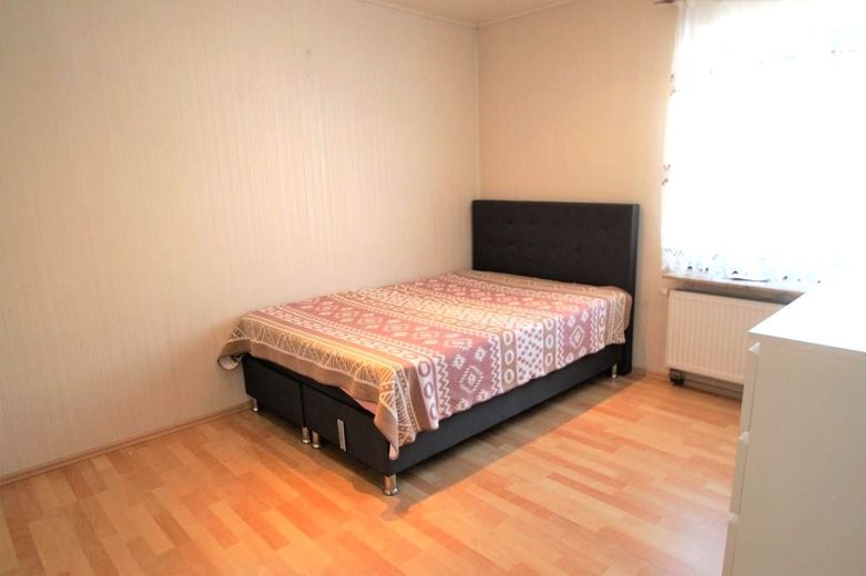 CITYHOUSE: Freistehendes Einfamilienhaus mit großem Grundstück, Kamin, Doppel- und Einzelgarage – Schlafzimmer 1