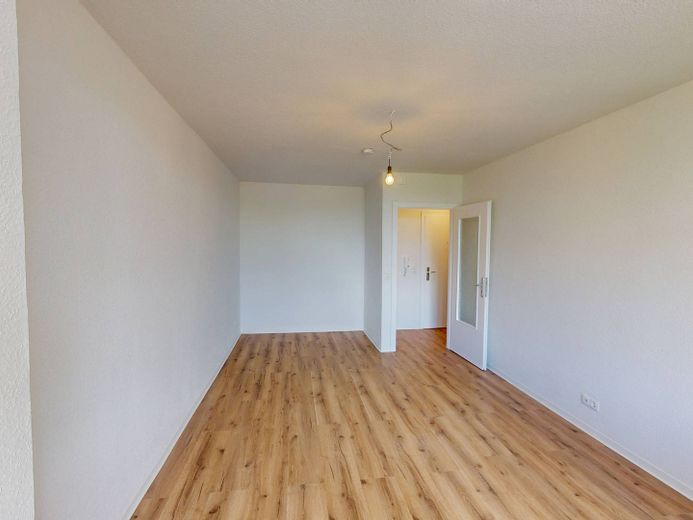 Einziehen. Einkuscheln. 1. Kaltmiete sparen: Helles 1-Zimmer-Appartement mit Balkon – Ansicht II: Wohnzimmer