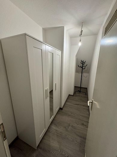 Luminoso, moderno, céntrico: elegante apartamento de 1 habitación (vacío o amueblado) – Großer Abstellraum