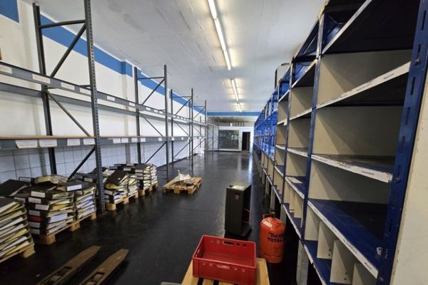 Beheizte Gewerbehalle mit Lager, Büro, Kühlzellen, Keller, Garage & Stellflächen