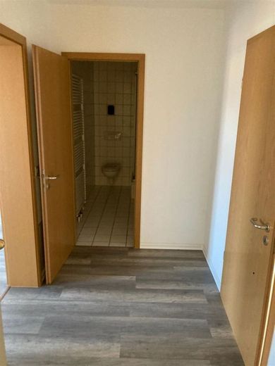 Am Park! Günstige 2,5-Zi. mit Aufzug, Laminat, Abstellraum und Dusche! – Flur