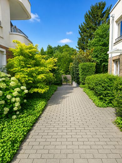 Wohnen im Grünen: Modernes Townhouse mit Garten und zwei Dachterrassen – Weg zur Wuhle