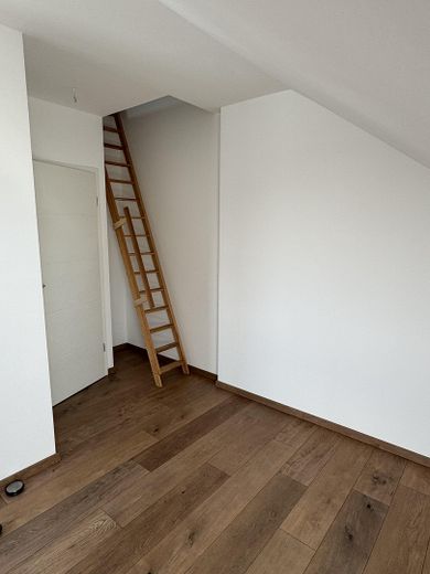 Große Dachgeschosswohnung mit Balkon und EBK in ruhiger Lage – Dachspitz Zugang